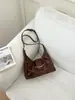 Bolsa de ombro única transversal nova retrô simples estilosa de alta qualidade para axila bolsa de nicho versão coreana casual para trabalho e dia a dia feminina