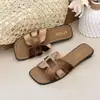 Sandálias de tira única com sola grossa estilo férias com chinelos casuais novos sapatos de praia franceses 2026 mulheres para usar no verão ao ar livre saias frescas