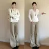 Blusa Branca de Gola V com Manga Longa e Forro de Fleece para Mulheres, Primavera e Outono, Roupa Íntima Estilo Chanel, Caimento Normal nos Ombros, Caimento Justo, Roupa para o Início da Primavera
