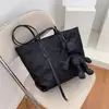 Bolsas Bolsa Tote Feminina 2025 Nova Moda Europeia e Americana Bolsa de Ombro Estilo Ocidental Bolsa de Compras com Diamantes Texturizada de Mão Grande