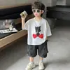 Conjunto de Manga Corta para Niños 2026 Nuevo Estilo de Verano para Niños Pequeños, Camiseta y Shorts con Estilo de Celebridad de Internet Street Style, Ropa Infantil de Moda