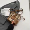 Bolsa de Lã Xadrez para Mulheres 2025 Nova Moda Retro Bolsa para o Dia a Dia de Alta Qualidade Versátil Nicho Saco Transversal