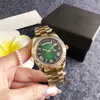 Reloj de Pulsera para Hombre Casino Mesa Verde Full Gold Tres Perlas Banda de Acero Esfera Verde Romana Doble Pantalla Día Fecha Cuarzo Reloj Grande Dorado