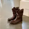 A fábrica está em processo de produção! Sapatos estilo igual ao da Mãe Uva, bico redondo vintage desgastado, botas western de salto grosso de cano médio texturizadas, botas de cavaleiro