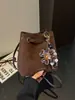 Colección Otoño 2026: Bolso de Cubo Acolchado de Cordero de Verano con Cadena, un Bolso Versátil de Hombro y Cruzado