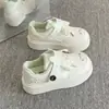 Tênis Brancos com Velcro e Sola Grossa para Mulheres 2026 Novo Primavera Desenho Animado Fofo Sapatos de Pão Calçados Casuais para Estudantes
