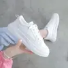 Zapatillas blancas para mujer con diseño de grulla de almohada blanca 2026 verano nuevo versión coreana versátiles zapatillas de suela gruesa populares zapatos de papá zapatos de moda de celebridad de internet