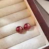 Pendientes Minimalistas de Aguja de Plata con Perla Roja Estilo Retro de Hong Kong Diseño de Nicho Pendientes de Moda Elegantes Versátiles para Mujer