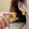 Brincos de Flor Tridimensional Dourados Femininos Leve Luxo Sensação de Alto Padrão Brincos em Forma de C 2025 Novidades Explosivas Nicho Brincos Únicos Q
