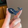 Otoño Nuevo Broche de Ballena Diamante Azul de Alta Gama Corsage de Perla Móvil Accesorios Elegante Pin de Aleación Moda de Mujer