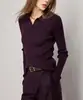 U.N.Q. irradia un encanto refinado y suave, con una textura suave y amigable con la piel y una calidad excepcional. Este es un polo de punto base de hilo Yangzi alemán