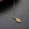 TikTok com Galhos Dourados e Colar de Folha de Jade Feminino Retrô Luxo Leve Nicho Design Colar Joker Clavícula Joias Atacado