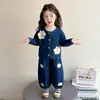 Traje de mezclilla floral para niñas estilo coreano, nuevo conjunto de dos piezas de moda primavera y otoño 2026 para niñas pequeñas