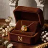 Corrente para Clavícula Estilo Francês Vintage de Luxo Leve Estilo Old Money com Studs de Diamante Escovados e Pedras Coloridas, Joia Banhada a Ouro para Presente Atacado