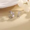 Clip de oreja de circonita cruzada con tres capas de perlas, clip para cartílago de oreja sin perforación, clip de oreja de múltiples capas con forma de gota de agua brillante personalizado