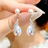 Pendientes de pavo real versátiles de lujo ligero de alta gama, pendientes de moda de alta gama de fénix danzante con forma de gota de agua para mujer, estilo largo nuevo y moderno, de temperamento