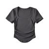 Camiseta Sexy Pulôver de Manga Curta com Gola Quadrada Slim Fit Curta com Barra Curva Lateral Plissada para Mulheres - Verão 2023 Europeia e Americana