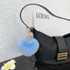 Venta caliente llavero de felpa de amor llavero de bola de pelo de corazón de melocotón colgante accesorios para equipaje de dama coche al por mayor