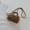 Bolso de mano casual de moda nuevo para principios de otoño de 2026, Boston de alta estética para el trabajo, bolso de hombro y cruzado