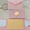 Tarjeta de invitación de terciopelo rosa nude de doble puerta, insignia de letra de acrílico, tarjeta de invitación de acrílico dorado espejo
