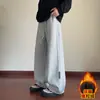 Calça Longa Casual Reta Plus Size Masculina Outono Inverno Nova Chegada Forrada com Fleece Espessada Patch de Couro Pequeno Americano Marca Tendência Calça de Moletom Esportiva Solta