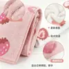 Directo del fabricante: Toalla popular de fabricación nacional con estampado de fresas, muy absorbente, libre de pelusa y fabricada con material de forro polar de coral con borde estampado.