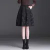 Saia midi estilo lanterna em jacquard retrô, nova coleção outono 2026, cintura alta, cobre o quadril, saia curta, fashion e rejuvenescedora, moderna e volumosa