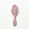 Pente de cabelo oco liso em laca elástica fosca na cor macaron que desliza pelos cabelos sem puxar, com uma pega antiderrapante que é confortável de segurar por longos períodos
