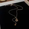 Collar con colgante de cadena de circonita iridiscente, cadena para suéter de lujo ligero de alta gama, cadena retro de nicho, joyería versátil al por mayor para mujer