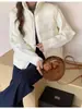 Chaqueta petite de moda estilo coreano con un ambiente suave, con diseño de retorcido empalmado, cuello alto, relleno de algodón, cálida y gruesa, con un diseño atmosférico