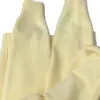 Suéter cárdigan de punto largo de estilo coreano moderno, suave y cómodo, en color amarillo cremoso y con botones dorados, perfecto como prenda exterior para mujer en otoño e invierno.