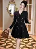 [Em Estoque] Vestido Preto Pequeno Bordado Estilo Hepburn de Verão Sensação de Alto Padrão Francês Redutor de Idade Temperamento Vestido Petite Cintura Marcada