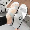 Novas Chinelos de Verão Masculinos Abertos com Fivela Chinelos de Dedo Chinelos Masculinos para Exterior Prontos para Entrega