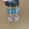 Pendientes de botón con colgante de mariposa de circón de aguja de plata, pendientes de botón de lujo ligero de alta gama, pendientes de personalidad exquisitos de moda con sentido de diseño de nicho