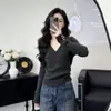 Camisa base de tricô cinza de alta qualidade estilo coreano com decote em V para mulheres, novo suéter curto slim fit outono e inverno para mulheres baixinhas
