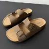 2026 Verano Nueva Moda Versátil Doble Botonadura Fondo Plano Pareja Birkenstock Zapatos de Playa Venta al por Mayor