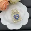Nuevo Modelo 2025 Botella de Perfume Azul Incrustada con Diamantes Chanel Broche de Corazón Doble C de Resina para Mujer, Broche de Corazón de Lujo de Gama Alta