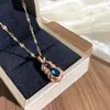 Colar Clássico de Trevo de Quatro Folhas em Aço Titânio Japonês e Coreano da Moda para Mulheres, Elegante e Luxuosa Corrente de Clavícula com Zircônia, Acessório Versátil Exquisito