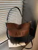 Bolsa Balde Fosca de Grande Capacidade Retrô para Mulheres Nova Moda Outono e Inverno 2025 com Listras Bolsa de Ombro Transversal para Mulheres