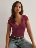 Camiseta feminina estilo europeu e americano transfronteiriça de 2025, nova, decote em V profundo, cor sólida, cintura fina, elegante, moda primavera e verão