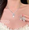 Collar con colgante de gota de agua y gema Farah Crown en movimiento Pendientes de perla y circón en forma de gota de lluvia chapados en oro de 18 quilates
