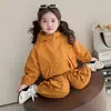 Chaquetas de Exterior y Conjuntos de Ropa de Trabajo para Niñas Primavera y Otoño 2026 Estilo Coreano Dos Piezas Modernos Ropa Infantil Transfronteriza Venta al por Mayor