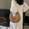 Nova bolsa de palha tecida casual 2026, estilo férias na praia, bolsa tote de cor sólida em formato de meia-lua, atacado