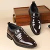 Atacado transfronteiriço de sapatos masculinos de couro para negócios de tamanho grande, com acabamento brilhante, design slip-on e bico quadrado estilo britânico, perfeitos para trajes formais e como sapatos de casamento para o noivo.
