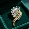 Broche de flor e folha em cristal olho de cavalo colorido, pino em liga de ouro, adequado para ternos, casacos, vestidos formais e banquetes, um acessório luxuoso