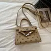 Bolso cuadrado pequeño de lunares para mujer, nuevo bolso cruzado versátil de moda estilo coreano para el verano 2026, bolso de hombro simple para el día a día