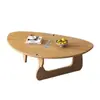 Mesa de centro em madeira maciça, adequada para salas de estar, apresentando um design de luxo leve, minimalista e moderno.. É uma mesa de centro triangular, popular entre influenciadores online, e ideal para apartamentos pequenos ou varandas.
