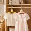 Perchero suave y lindo de ovejita para niños, especialmente diseñado para bebés, extensible, apto para niños medianos y grandes, previene marcas en los hombros, soporte para ropa fácil de almacenar