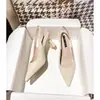Sandalias de cuero suave de punta cerrada sin talón, nuevos zapatos de mujer 2026, tacones altos versátiles color nude de punta fina con una sola tira y tacón grueso