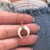 Colar clavicular de corrente de seda marfim branco artesanal wrapped com pingente de lua crescente, colar feminino de resina com pingente de chifre de lua